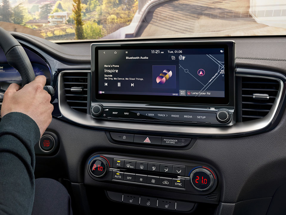 Navigație 10.25” + Sistem infotainment + Apple Car Play și Android Auto